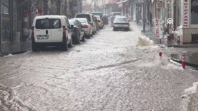 Bayburt'u sağanak vurdu! Cadde ve sokaklar göle döndü 7